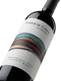 Primer plano de la botella de vino tinto Giró Ribot Terrer de Coma.