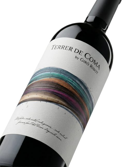 Primer plano de la botella de vino tinto Giró Ribot Terrer de Coma.