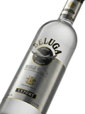 Primer plano de la elegante botella de Vodka premium Beluga Noble Russian.