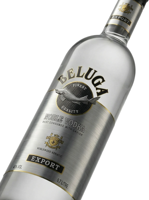 Primer plano de la elegante botella de Vodka premium Beluga Noble Russian.