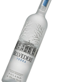 Primer plano de la característica botella esmerilada de Vodka Belvedere.
