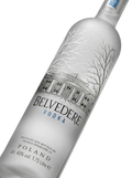 Primer plano del formato magnum (1,75L) de la botella esmerilada de Vodka Belvedere.