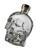 Primer plano de la inconfundible botella con forma de calavera de cristal de Vodka Crystal Head.