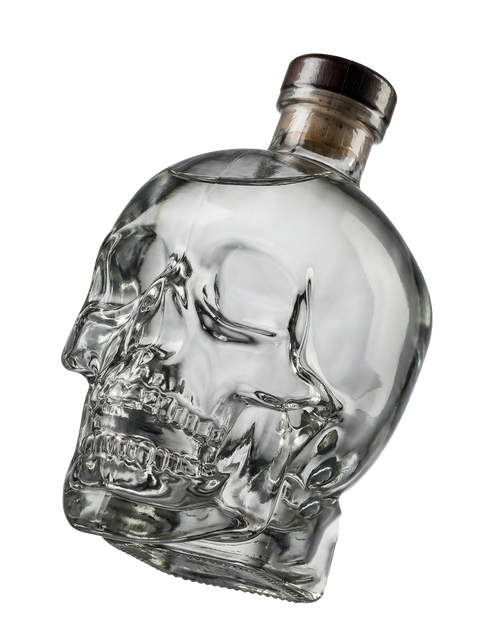 Primer plano de la inconfundible botella con forma de calavera de cristal de Vodka Crystal Head.