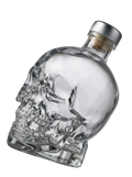 Primer plano del formato magnum (1,75L) de la botella con forma de calavera de Vodka Crystal Head.