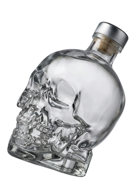 Primer plano del formato magnum (1,75L) de la botella con forma de calavera de Vodka Crystal Head.