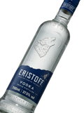 Primer plano de la botella tradicional transparente de Vodka Eristoff.