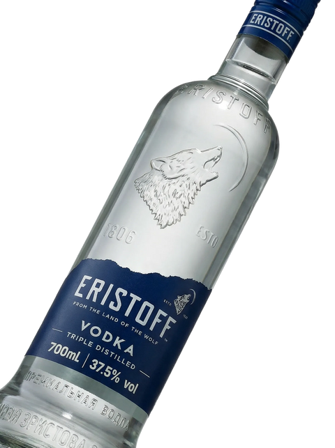 Primer plano de la botella tradicional transparente de Vodka Eristoff.