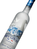 Primer plano de la icónica botella esmerilada de Vodka premium Grey Goose.