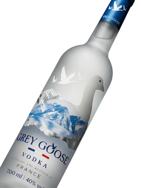 Primer plano de la icónica botella esmerilada de Vodka premium Grey Goose.