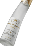 Primer plano de la original botella con forma de colmillo de Vodka Mamont Siberian.