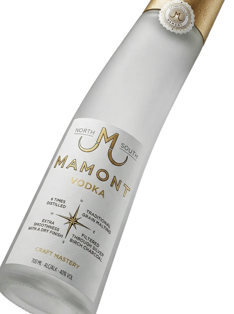 Primer plano de la original botella con forma de colmillo de Vodka Mamont Siberian.