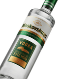 Primer plano de la clásica botella de Vodka Moskovskaya con su inconfundible etiqueta verde.