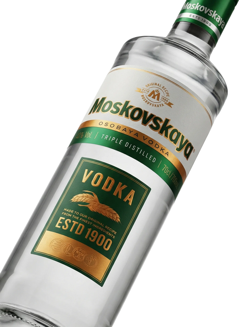 Primer plano de la clásica botella de Vodka Moskovskaya con su inconfundible etiqueta verde.