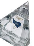 Primer plano de la exclusiva botella con forma de diamante de Vodka Precious Jewel Lines.