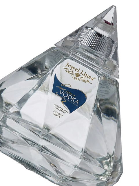 Primer plano de la exclusiva botella con forma de diamante de Vodka Precious Jewel Lines.