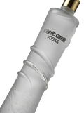 Primer plano de la elegante y alta botella de Vodka de diseño Roberto Cavalli.