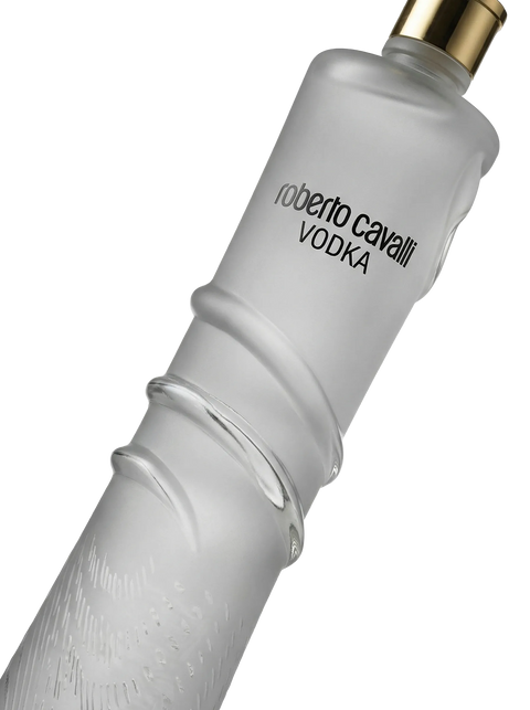 Primer plano de la elegante y alta botella de Vodka de diseño Roberto Cavalli.