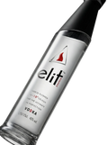 Primer plano del formato magnum (1,75L) de la estilizada botella de Vodka ultra premium Stoli Elit.