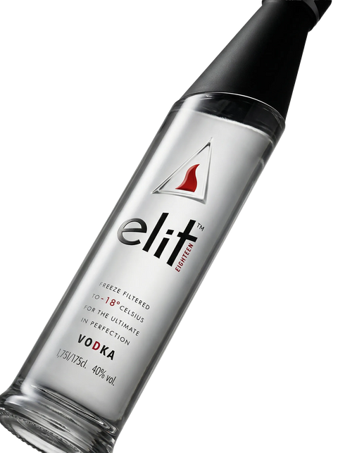 Primer plano del formato magnum (1,75L) de la estilizada botella de Vodka ultra premium Stoli Elit.