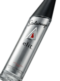 Primer plano de la estilizada y elegante botella de Vodka ultra premium Stoli Elit.