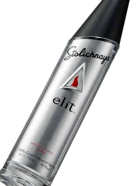 Primer plano de la estilizada y elegante botella de Vodka ultra premium Stoli Elit.