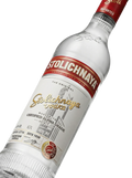 Primer plano de la botella tradicional de Vodka Stolichnaya Premium destacando su etiqueta roja.