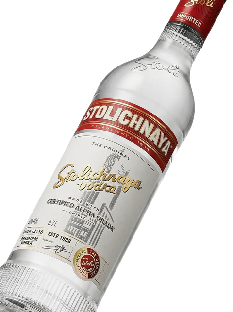Primer plano de la botella tradicional de Vodka Stolichnaya Premium destacando su etiqueta roja.