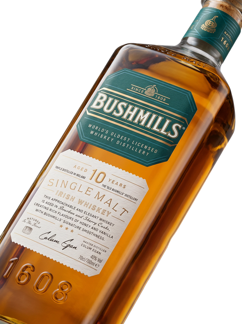 Detalle etiqueta Single Malt Irish Whiskey Bushmills 10 Years Miel Vainilla Triple Destilado Irlanda