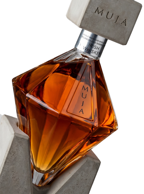 Detalle botella diamante Single Malt Irish Whiskey Muja Diseño Exclusivo Premium Irlanda